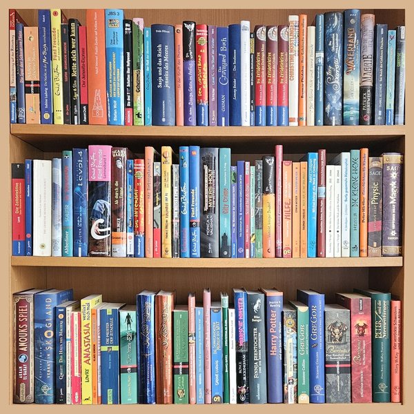 Foto eines Bücherregals mit Kinderbüchern verschiedener Autorpersonen und Farben, Hard- und Softcover gemischt. Frontale Ansicht.