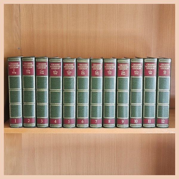 Foto von einer grünen, zwölfbändigen Lexikonreihe von Bertelsmann in einem Bücherregal.