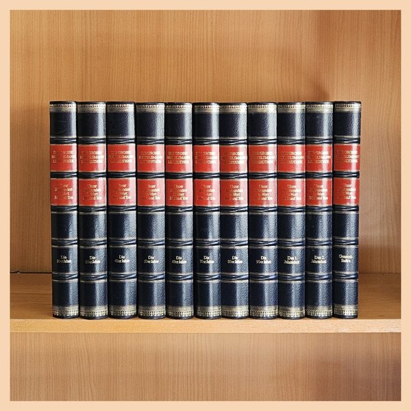 Foto von einer dunkelblauen, elfbändigen Lexikonreihe von Bertelsmann in einem Bücherregal.